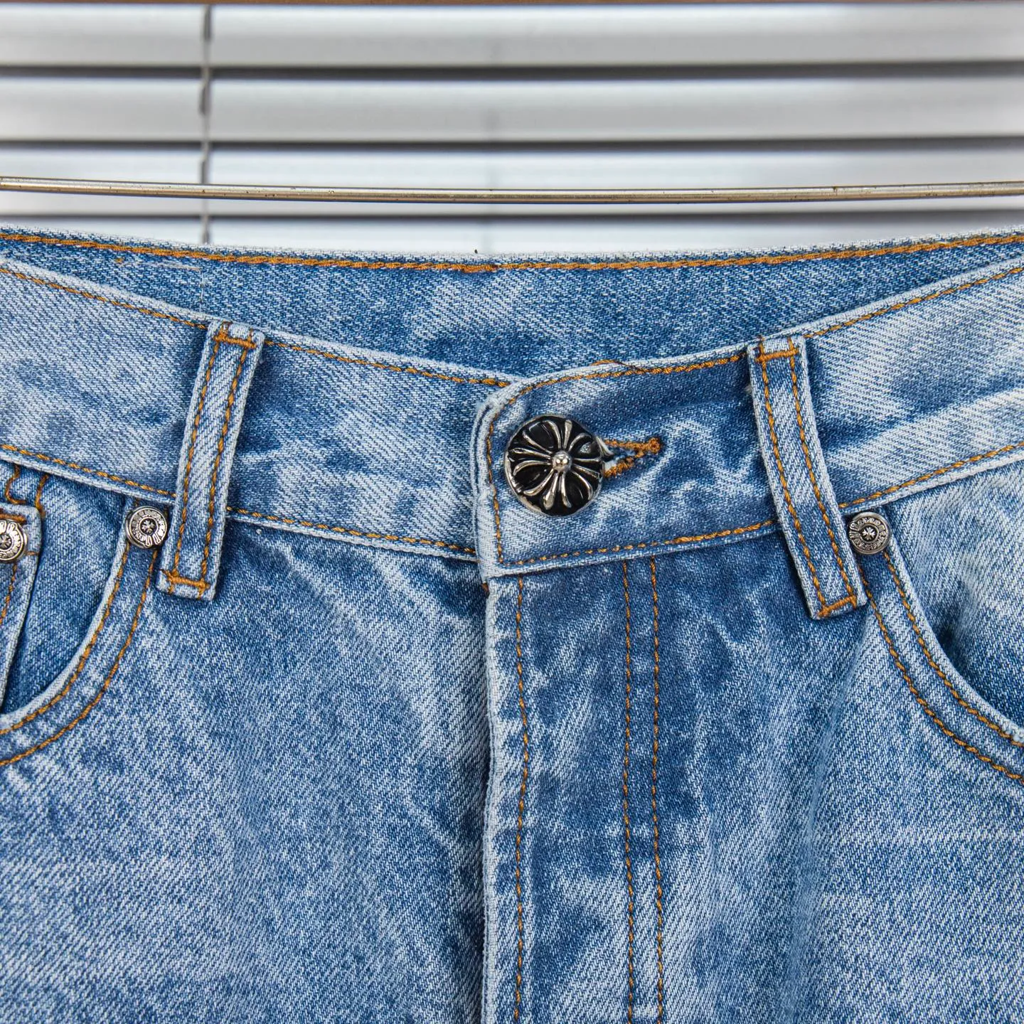 P260 (Higher version, evergreen version) Chrome Hearts 25FW CH blue trousers pink leather cross bamboo jeans. They adopt patchwork elements, mostly in the shape of a cross, with glitter on the leather surface. Unique design, simple and elegant details, exquisite workmanship, neat lines of the entire trousers, and perfect details! It’s also so cool that both men and women can easily control it. It’s a gender-neutral trendy up version. Style number: 1728 Color: blue pants and pink leather Size: 28 30 32 34 36